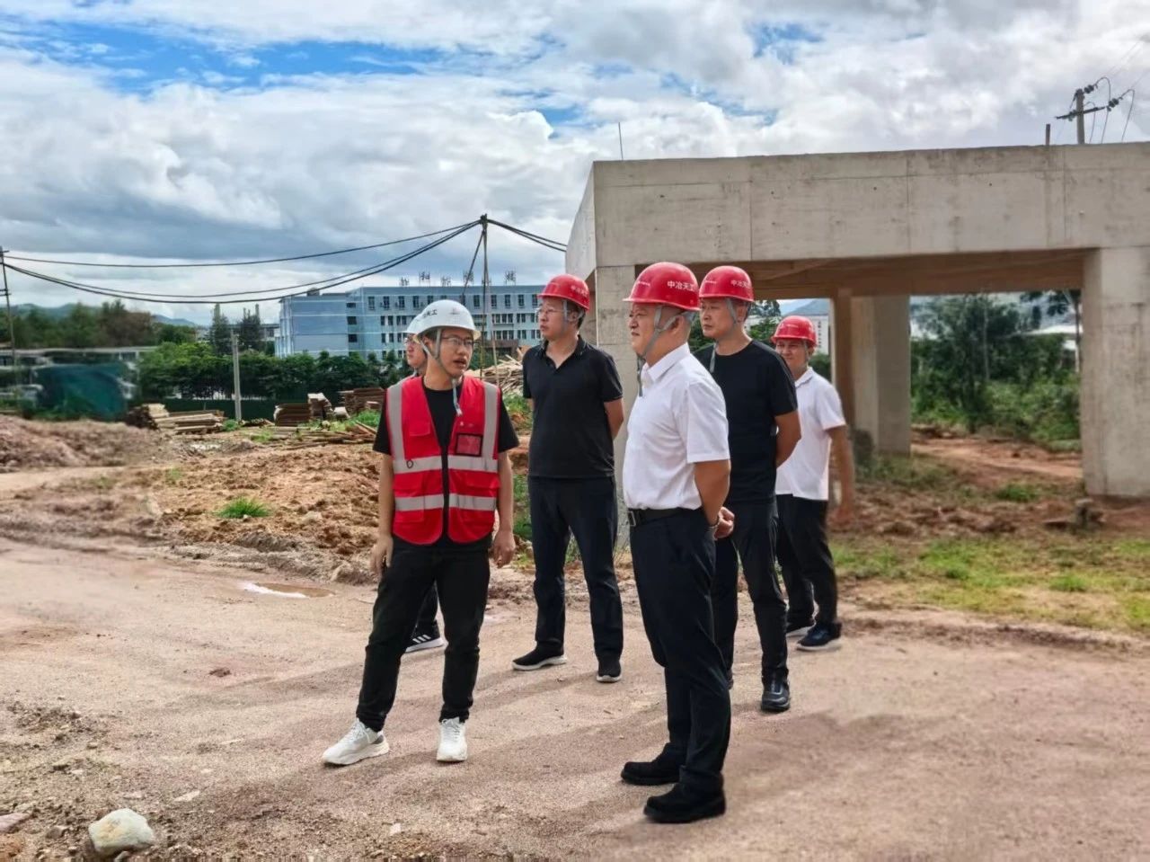 陈鹏实地督导县一中改扩建项目：强调攻坚克难 确保如期投用